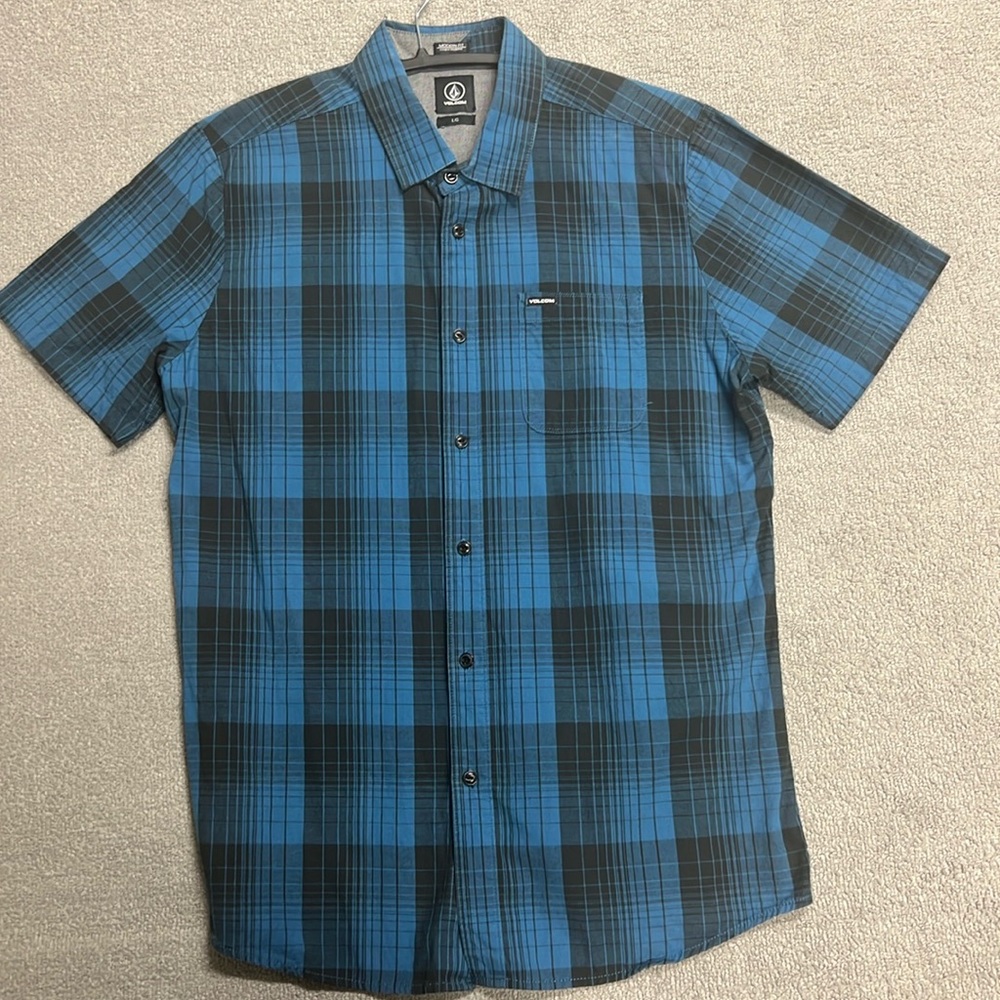 Volcom Blue and Black Plaid Short Sleeved Button Down - Modern Fit - Size L